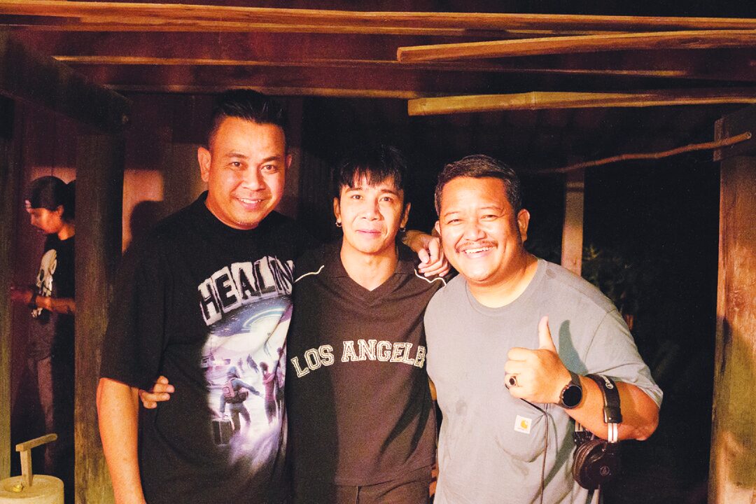 เบื้องหลังมายา