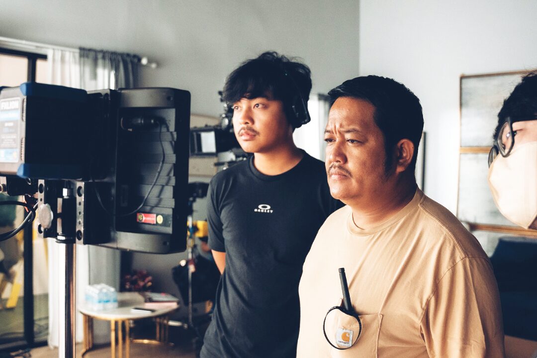 เบื้องหลังมายา