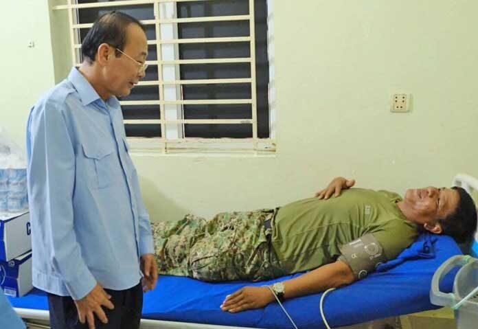 เจ้าหน้าที่ตรวจสอบความเป็นอยู่ของเจ้าหน้าที่พิทักษ์ป่าที่กำลังพักฟื้นจากอาการเป็นพิษที่เกิดจากการกินเห็ดป่าขณะลาดตระเวน 
