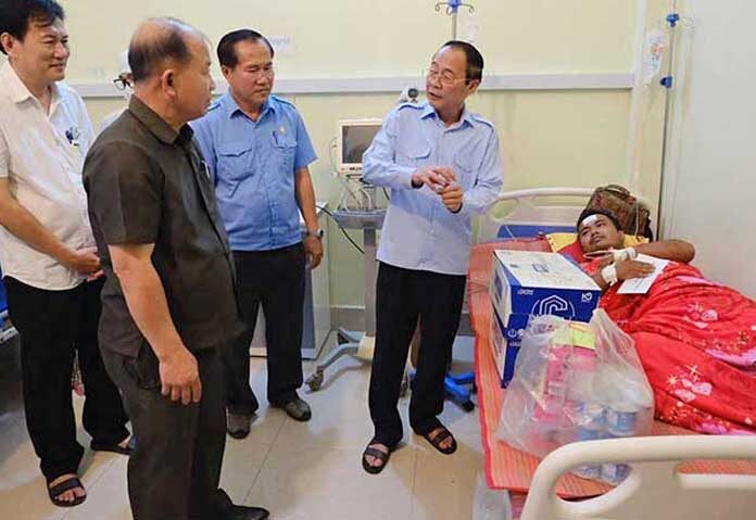 ผู้ว่าราชการจังหวัดกระตี นายวา ธอร์น (2-ขวา) เยี่ยมชมเจ้าหน้าที่พิทักษ์ป่าที่โรงพยาบาลส่งต่อประจำจังหวัดกระตี กระทรวงศึกษาธิการ