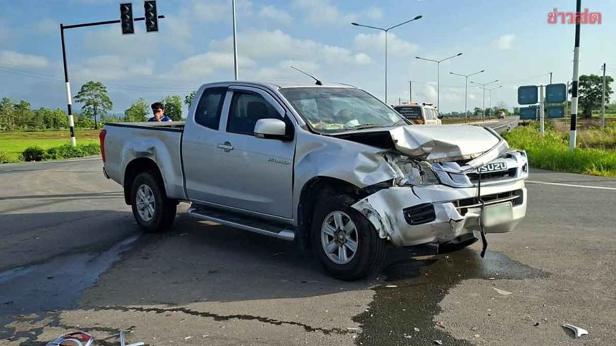สี่แยกมรณะ กระบะ ชนประสานงา รถเก๋ง สนั่นกลางไฟแดง เจ็บ 2 ราย จี้แก้ด่วนสัญญาณไฟเสีย