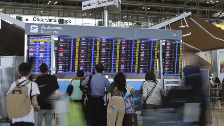 Thailand plans tourist 'landing fee' above 300 baht