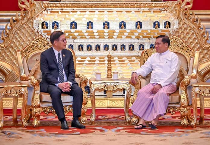 นายสีหาสัก พวงเกตแก้ว รองนายกรัฐมนตรีและรัฐมนตรีว่าการกระทรวงการต่างประเทศของไทย หารือกับนายมิน อ่อง ไหลง์ ประธานาธิบดีเมียนมาร์ ระหว่างการพบปะกันที่เนปยีดอว์ ประเทศเมียนมาร์ เมื่อวันที่ 22 เมษายน 2569 กระทรวงการต่างประเทศของไทย/ภาพจากสำนักข่าวรอยเตอร์