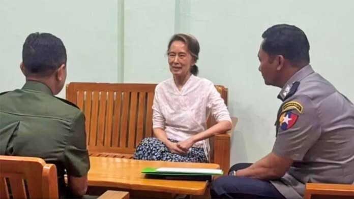 สื่อของรัฐบาลเมียนมาร์รายงานว่า ออง ซาน ซู จี อดีตผู้นำที่ถูกควบคุมตัวอยู่นั้น ถูกย้ายไปอยู่ภายใต้การกักบริเวณในบ้านพักแล้ว สื่อของรัฐได้เผยแพร่ภาพของเธอที่นั่งอยู่กับเจ้าหน้าที่ในเครื่องแบบสองคน สตรีผู้ได้รับรางวัลโนเบลวัย 80 ปีผู้นี้ถูกควบคุมตัวมาตั้งแต่ถูกโค่นล้มจากตำแหน่งในการรัฐประหารเมื่อปี 2021 โดยคาดว่าน่าจะอยู่ในเรือนจำทหารในกรุงเนปยีดอ