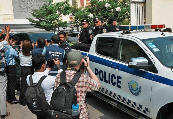 นักข่าวพยายามถ่ายภาพรถยนต์ที่เชื่อว่าบรรทุกอดีตประธานพรรคกู้ชาติกัมพูชา เคม โซคา ออกจากศาลอุทธรณ์หลังการพิจารณาคดีในกรุงพนมเปญ ประเทศกัมพูชา เมื่อวันพฤหัสบดีที่ 30 เมษายน 2569