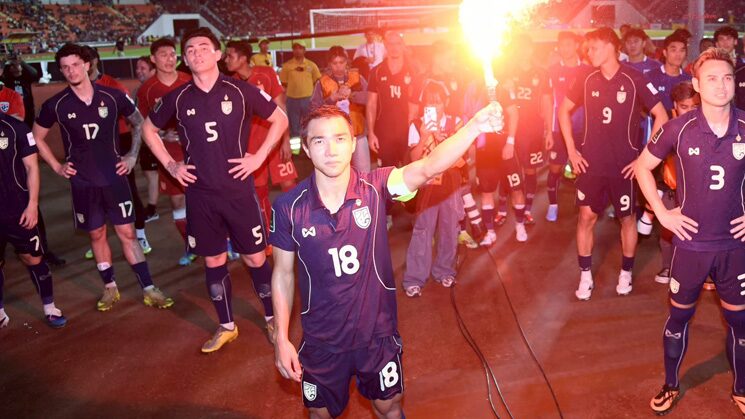 ชนาธิป รอดตัวรับพลุแฟร์จากแฟนจุดในสนามเกม – สมาคมบอลไม่รอดโดน 7 แสน