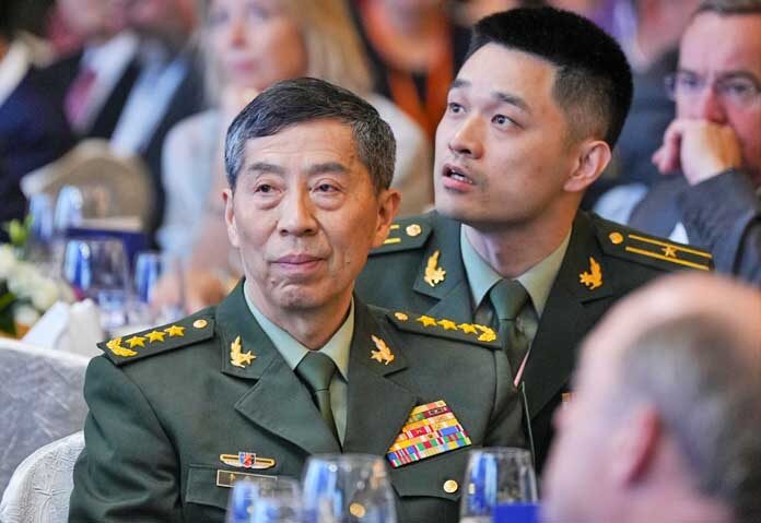 จีนพิพากษาประหาร 2 นายพล - นายหลี่ ชางฟู่ รัฐมนตรีว่าการกระทรวงกลาโหมจีน (ซ้าย) ฟังคำปราศรัยสำคัญจากนายแอนโทนี อัลบานีส นายกรัฐมนตรีออสเตรเลีย ในงานเลี้ยงอาหารค่ำเปิดการประชุมนานาชาติเพื่อการศึกษาเชิงยุทธศาสตร์ (IISS) Shangri-La Dialogue ครั้งที่ 20 ซึ่งเป็นการประชุมด้านกลาโหมและความมั่นคงประจำปีของเอเชีย ณ ประเทศสิงคโปร์ เมื่อวันที่ 2 มิถุนายน 2023 สำนักข่าวซินหัวรายงานเมื่อวันพฤหัสบดีที่ 27 มิถุนายน 2024 ว่า นายหลี่ อดีตรัฐมนตรีว่าการกระทรวงกลาโหมจีน ถูกขับออกจากพรรคคอมมิวนิสต์และกำลังถูกสอบสวนในข้อหาทุจริตและรับสินบน นายหลี่ถูกปลดออกจากตำแหน่งในเดือนตุลาคม 2023 หลังจากหายตัวไปจากสายตาประชาชนเกือบสองเดือน