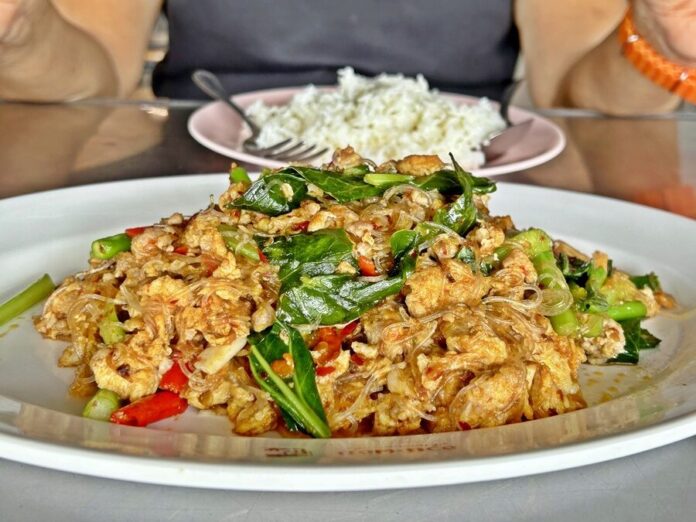 อ้วนผอมสเต๊กจานดาวเทียม ร้านคู่ตำนานตลาดสามย่าน