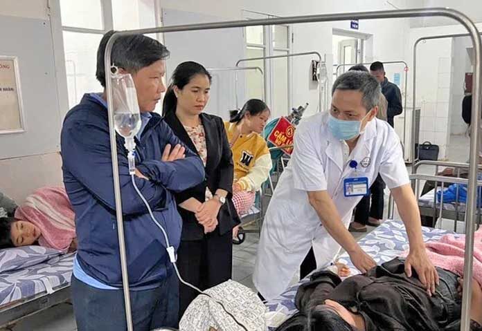 ประชาชนหลายสิบคนถูกนำตัวส่งโรงพยาบาลด้วยอาการอาหารเป็นพิษในอำเภอฮวงฮวา จังหวัดกวางตรี ประเทศเวียดนาม หลังจากรับประทานขนมปังที่ซื้อจากร้านเบเกอรี่ในหมู่บ้านตันเซิน ตำบลตันลาป