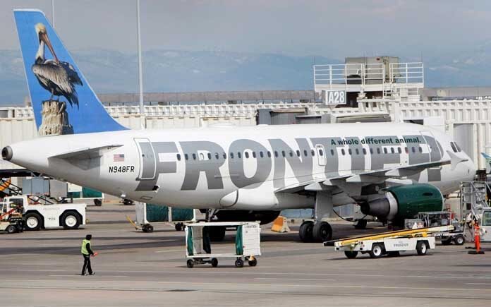 ภาพถ่ายจากแฟ้มภาพ: เครื่องบินแอร์บัส A319-100 ของสายการบินฟรอนเทียร์แอร์ไลน์ กำลังบรรทุกผู้โดยสารที่สนามบินนานาชาติเดนเวอร์