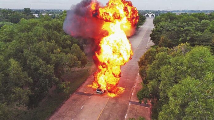 เบื้องหลังมายา