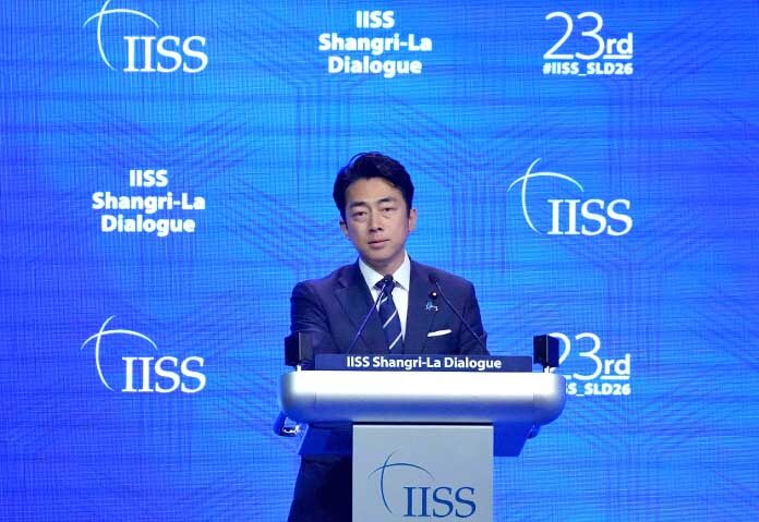 ชินจิโร โคอิซูมิ รัฐมนตรีว่าการกระทรวงกลาโหมของญี่ปุ่น กล่าวสุนทรพจน์ในระหว่างการประชุม Shangri-La Dialogue ซึ่งเป็นการประชุมด้านกลาโหมและความมั่นคงประจำปีของเอเชีย ที่สิงคโปร์ เมื่อวันอาทิตย์ที่ 31 พฤษภาคม 2026