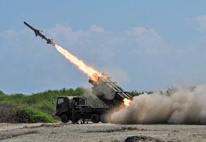 ภาพแสดงเครื่องยิงขีปนาวุธต่อต้านเรือ Type 88 ของกองกำลังป้องกันตนเองภาคพื้นดินของญี่ปุ่น (JGSDF) กำลังยิงระหว่างการฝึกทางทะเลร่วม (JTF) ซึ่งเป็นส่วนหนึ่งของการฝึกทางทหารร่วมประจำปีระหว่างสหรัฐอเมริกาและฟิลิปปินส์ที่บาลีกาตัน ณ เนินทรายคูลีลีพอยต์ ปาโออาย จังหวัดอิโลโคสนอร์เต ประเทศฟิลิปปินส์ เมื่อวันที่ 6 พฤษภาคม 2026