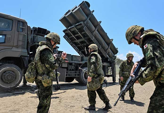 ญี่ปุ่นร่วมซ้อมรบ - ทหารกองกำลังป้องกันตนเองภาคพื้นดินของญี่ปุ่น (JGSDF) เดินอยู่หน้าเครื่องยิงขีปนาวุธพื้นสู่เรือแบบ Type 88 ระหว่างการฝึกโจมตีทางทะเลของกองกำลังร่วม (JTF) ซึ่งเป็นส่วนหนึ่งของการฝึกร่วมทางทหารประจำปีระหว่างสหรัฐอเมริกาและฟิลิปปินส์ (Balikatan) ณ เนินทรายคูลีลีพอยต์ เมืองปาโออาย จังหวัดอิโลโคสนอร์เต ประเทศฟิลิปปินส์ เมื่อวันที่ 6 พฤษภาคม 2026