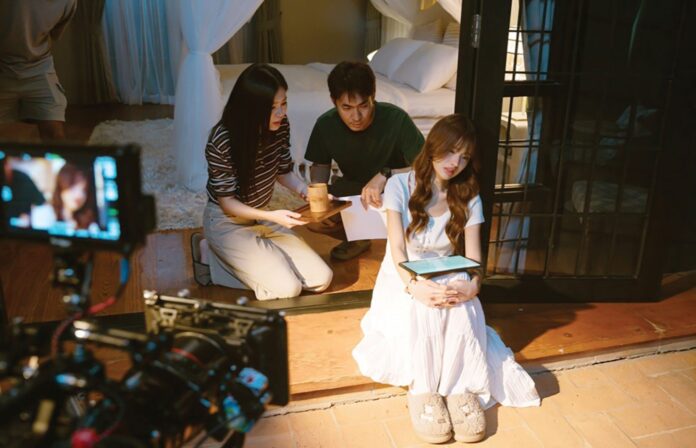 เบื้องหลังมายา