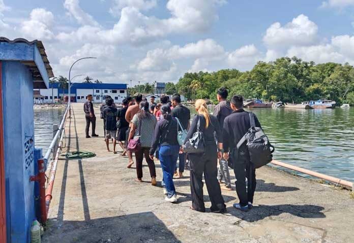 จากการตรวจสอบเบื้องต้นพบว่า เรือที่จมซึ่งบรรทุกผู้โดยสาร 37 คน ออกเดินทางจากเมืองคิซารัน ประเทศอินโดนีเซีย เมื่อวันที่ 9 พฤษภาคม โดยมีจุดหมายปลายทางในมาเลเซียหลายแห่ง รวมถึงกรุงกัวลาลัมเปอร์ และเกาะปีนังทางตะวันตกเฉียงเหนือ โมฮาหมัด ชุกรี กล่าวว่า "จนถึงขณะนี้...ยังไม่สามารถระบุตัวตนของผู้เสียชีวิตที่เหลือได้ และการค้นหายังคงดำเนินต่อไป"
