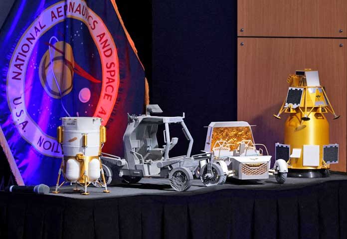 นาซาจัดแสดงแบบจำลองโครงการฐานบนดวงจันทร์ที่เปิดตัวใหม่จาก Blue Origin, Lunar Outpost และบริษัทอื่นๆ ระหว่างการแถลงข่าวเกี่ยวกับแผนงานที่ได้รับการปรับปรุงใหม่สำหรับโครงการฐานบนดวงจันทร์ของนาซาเพื่อการดำรงอยู่บนดวงจันทร์ในระยะยาว ณ สำนักงานใหญ่ของนาซาในกรุงวอชิงตัน ดี.ซี.