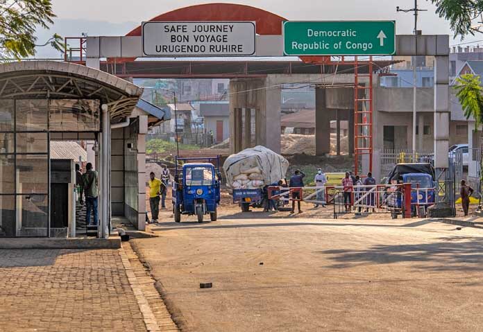 ผู้ค้ารอการกวาดล้างที่จุดผ่านแดนใน Gisenyi เนื่องจากรวันดาเข้มงวดการตรวจคัดกรองสุขภาพหลังจากการระบาดของโรคอีโบลาที่เกิดจากไวรัส Bundibugyo ใน DR Congo เขต Rubavu ประเทศรวันดา 18 พฤษภาคม 2569
