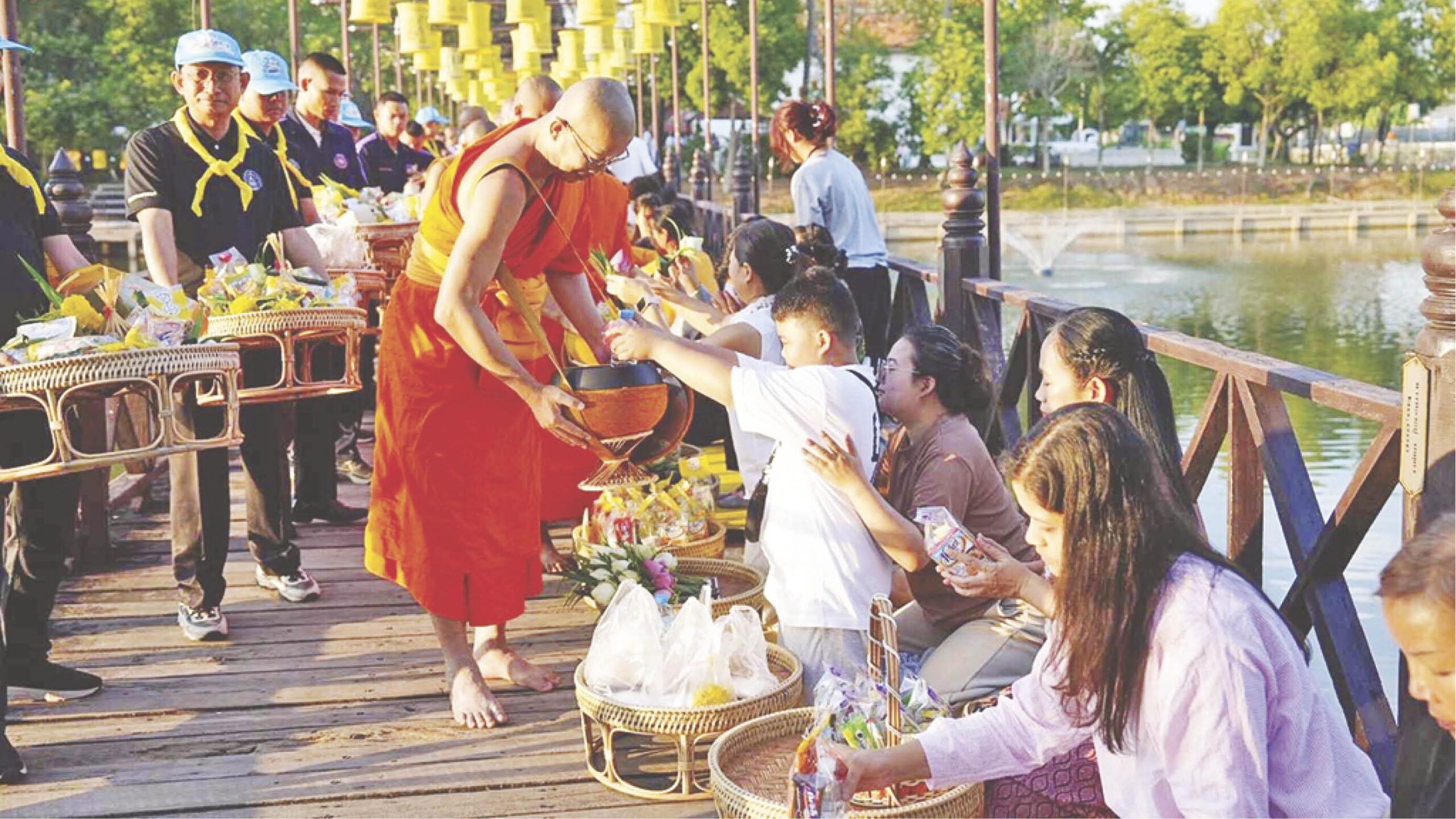 สดจากหน้าพระ – หิ้วตะกร้าศรัทธา-ตักบาตร สะพานบุญ รับอรุณสุโขทัย