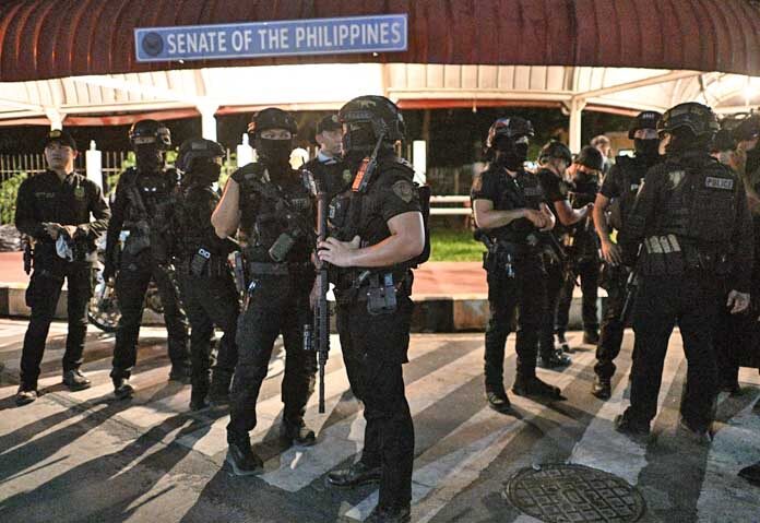 ปธน.มาร์กอส จูเนียร์ “ประชุมด่วน” - สมาชิกหน่วย SWAT ยืนอยู่ด้านนอกวุฒิสภาฟิลิปปินส์ ซึ่งควบคุมตัววุฒิสมาชิก โรนัลด์ "บาโต" เดลา โรซา หัวหน้าผู้บังคับใช้กฎหมายในสงครามยาเสพติดของอดีตประธานาธิบดีโรดริโก ดูเตอร์เต ไว้ภายใต้การคุ้มครองตามหมายศาลอาญาระหว่างประเทศ ณ เมืองปาไซ เมโทรมานิลา ฟิลิปปินส์ 13 พฤษภาคม 2026