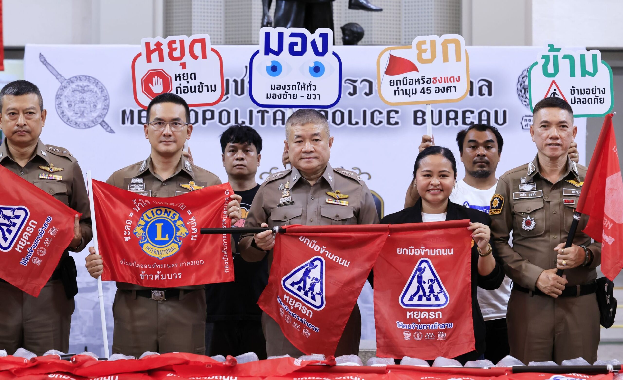 Deputy Metropolitan Police Commander Presides Over Handover of 1,760 Red Safety Flags to 88 Police Stations Across Bangkok