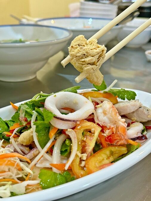นายหน่องข้าวต้มปลา เครื่องแน่นสดเด้งฉ่ำ ซุปหอมอร่อยไม่คาว