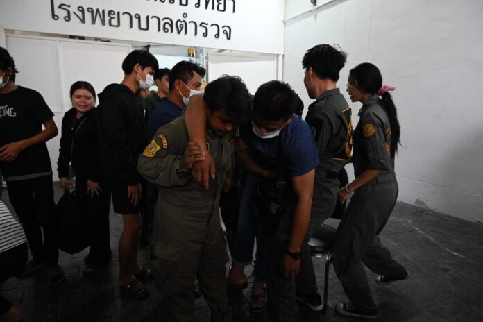 แฟนหนุ่มเป็นลม