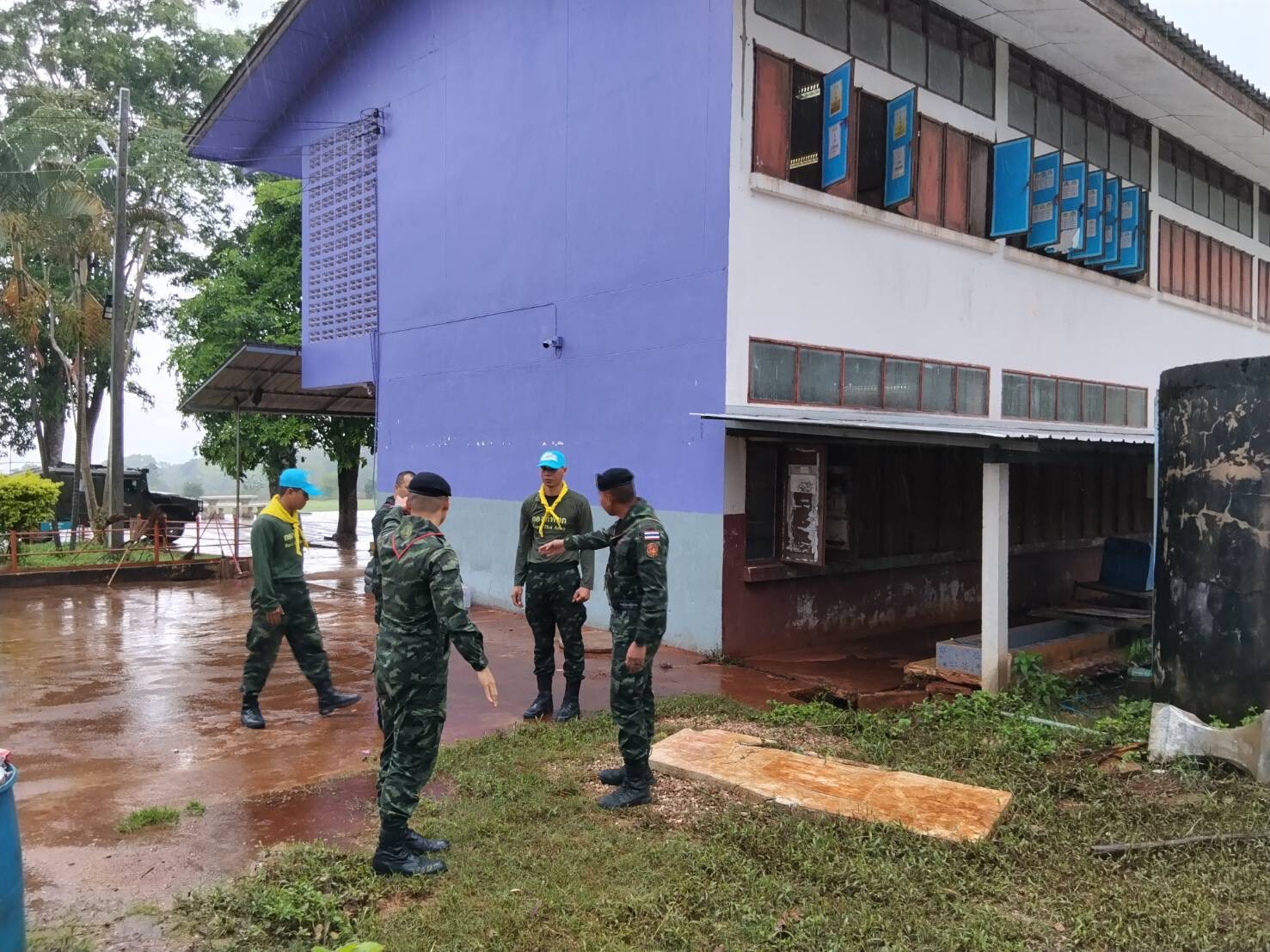 “ทหารร้อย ร.423“ เร่งวางกระสอบทราย ป้องโรงเรียนตาก หลังน้ำป่าหลากถล่ม”