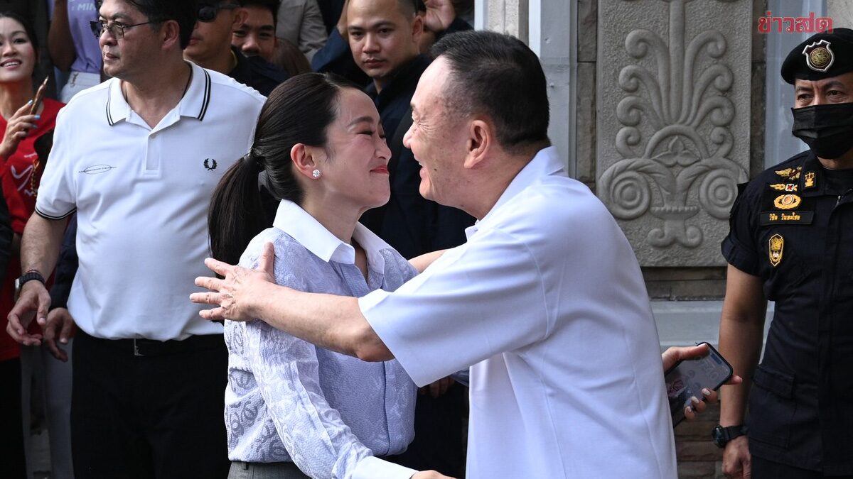 ทักษิณ ยิ้ม โผกอด “แพทองธาร-ครอบครัว” ก่อนยืนตรงเคารพธงชาติ