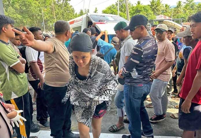 เจ้าหน้าที่หลายสิบคน รวมถึงตำรวจ ถูกส่งไปค้นหาผู้เดินป่า 20 คนที่ติดอยู่เนื่องจากการปะทุของภูเขาไฟ