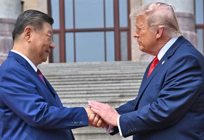 ประธานาธิบดีสี จิ้นผิงของจีน (ซ้าย) จับมือกับประธานาธิบดีโดนัลด์ ทรัมป์ของสหรัฐฯ ที่มหาศาลาประชาชนในกรุงปักกิ่ง เมื่อวันพฤหัสบดีที่ 14 พฤษภาคม 2569