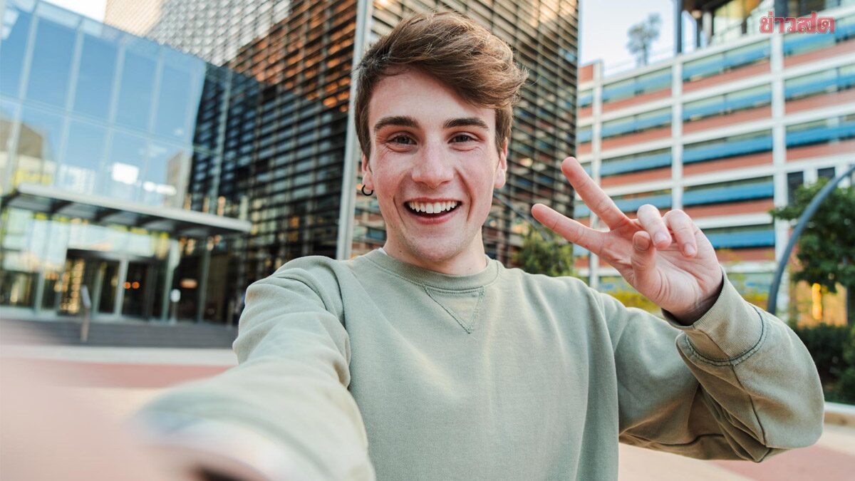 เตือนภัย! ถ่ายรูป “ชูสองนิ้ว” อาจเปิดช่องโหว่ให้มิจฉาชีพ ดึงข้อมูลส่วนตัวจากภาพ