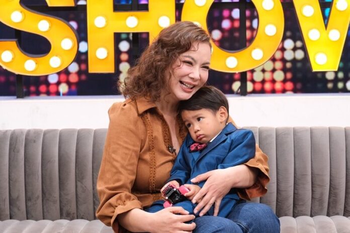 บุ๋ม ควงลูกชาย เปิดใจโดนด่าหิวแสง แจงปมเด็กเส้น เตรียมรับยศว่าที่พันโทหญิง 