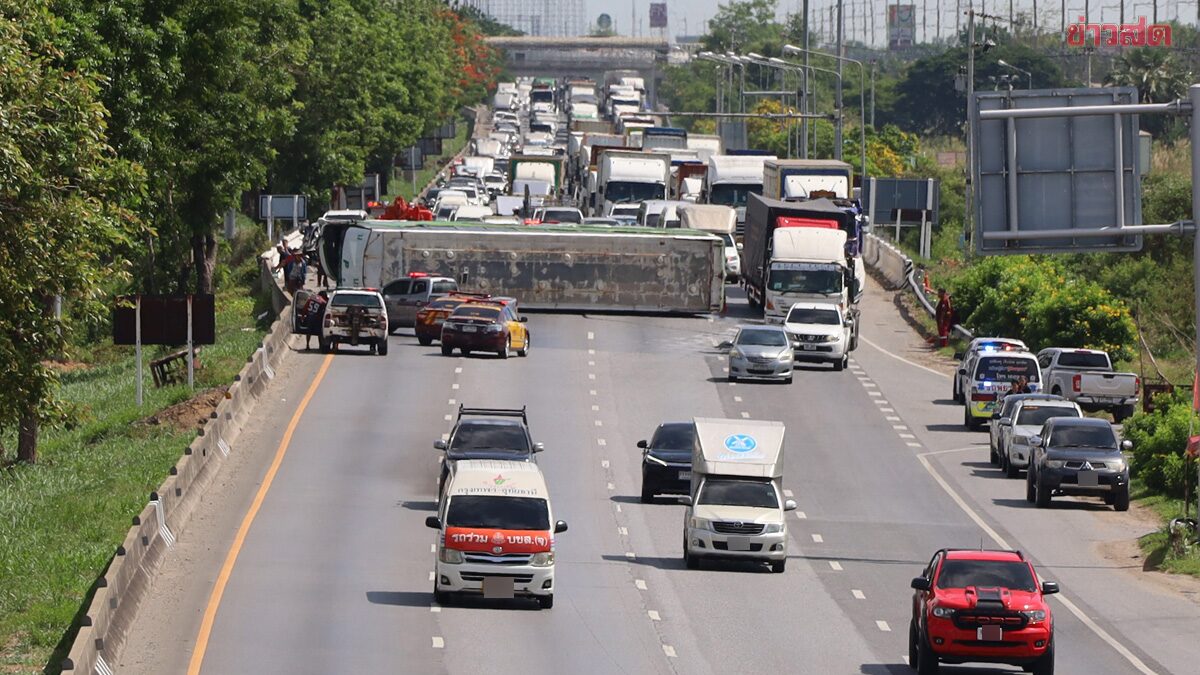 รถบัสรับส่งพนักงาน เสียหลักพลิกคว่ำบนสะพาน หนุ่มสาวโรงงาน เจ็บ 13 ราย