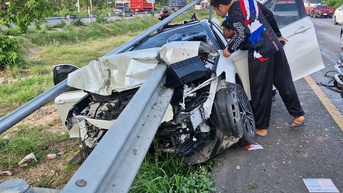 สลด นายแพทย์ ขับเก๋งเสียหลักพุ่งชนราวเหล็กเสียบทะลุรถ เสียชีวิต2