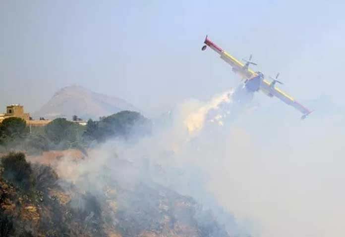 เครื่องบินดับเพลิง Canadair จำนวน 3 ลำ ซึ่งตักน้ำจากทะเลสาบ แม่น้ำ หรือทะเล แล้วปล่อยลงดับไฟ ได้ถูกส่งไปสนับสนุนเจ้าหน้าที่ภาคพื้นดินแล้ว