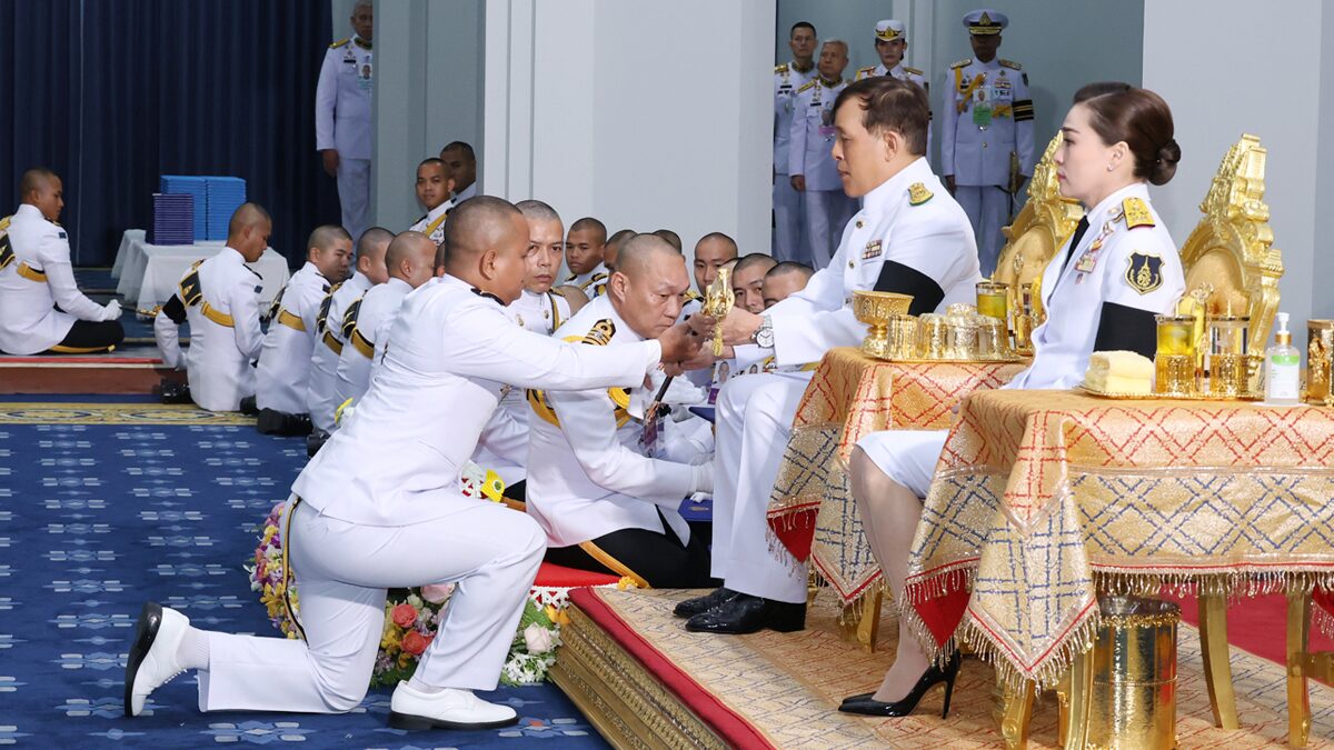 ในหลวง พระราชินี พระราชทานกระบี่และปริญญาบัตร แก่ผู้สำเร็จการศึกษาจากสถาบันทางการทหาร