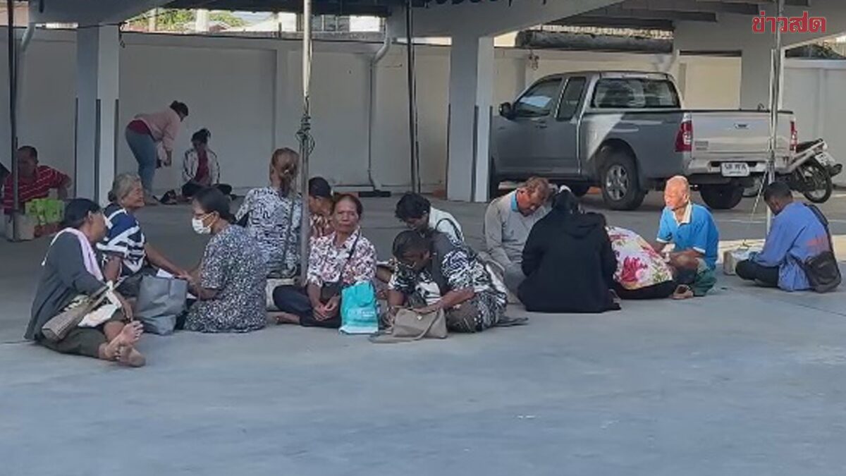 Elderly Queue From Dawn for Thai Help Plus Program, Bringing Packed Meals as They Wait, Worried About Running Out of Slots