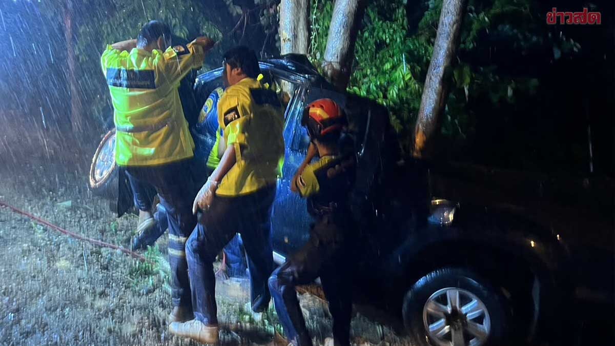 ฝนตกถนนลื่น! ชายอายุ 43 ขับกระบะ เสียหลักพุ่งชนต้นไม้เสียชีวิต