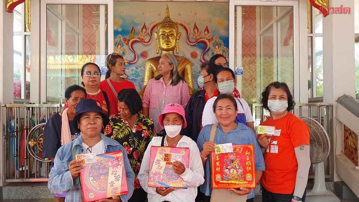 .หลวงพ่อใหญ่ วัดดังชลบุรี ให้โชคอีกแล้ว หวยออกเฮลั่น ชาวบ้านกว่า 20 คน โชคดีถูกคนละ 10 ใบ.