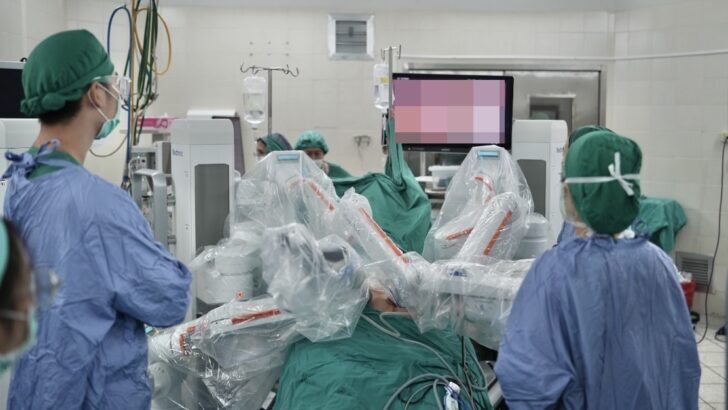 Chiang Mai surgeons make history with world-first robotic liver donor surgery
