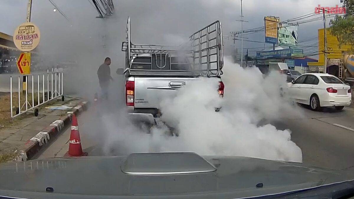 Quick-Thinking Driver Stops to Help Car with Engine Overrun, Thick Smoke Blankets Road Before Fire is Put Out