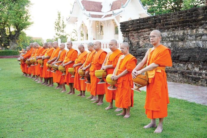 สดจากหน้าพระ - หิ้วตะกร้าศรัทธา-ตักบาตร สะพานบุญ รับอรุณสุโขทัย