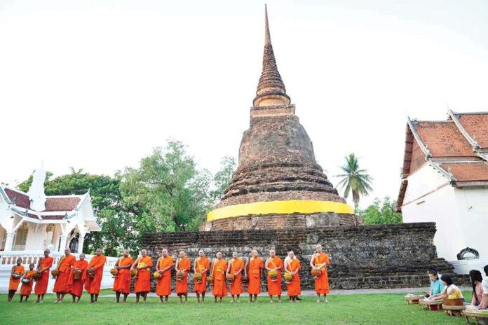 สดจากหน้าพระ - หิ้วตะกร้าศรัทธา-ตักบาตร สะพานบุญ รับอรุณสุโขทัย