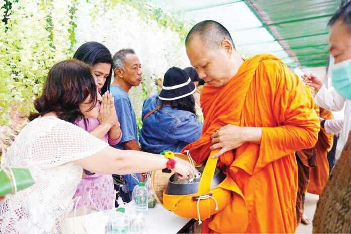 สดจากหน้าพระ - ชิมหนม ชมหลาด ตักบาตร ‘@หลาดลองแล-ตะกั่วทุ่ง’
