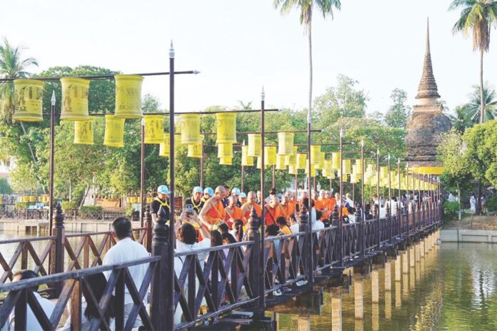 สดจากหน้าพระ - หิ้วตะกร้าศรัทธา-ตักบาตร สะพานบุญ รับอรุณสุโขทัย