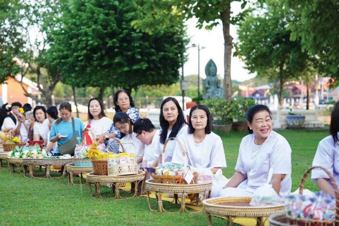 สดจากหน้าพระ - หิ้วตะกร้าศรัทธา-ตักบาตร สะพานบุญ รับอรุณสุโขทัย