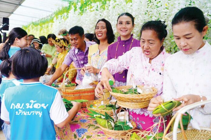สดจากหน้าพระ - ชิมหนม ชมหลาด ตักบาตร ‘@หลาดลองแล-ตะกั่วทุ่ง’