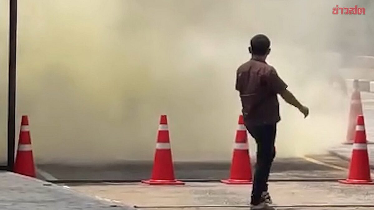 Teacher in Panic as Electric Car Catches Fire After Smoke Billows From Air Vent; Locals Rush to Help With Fire Extinguisher