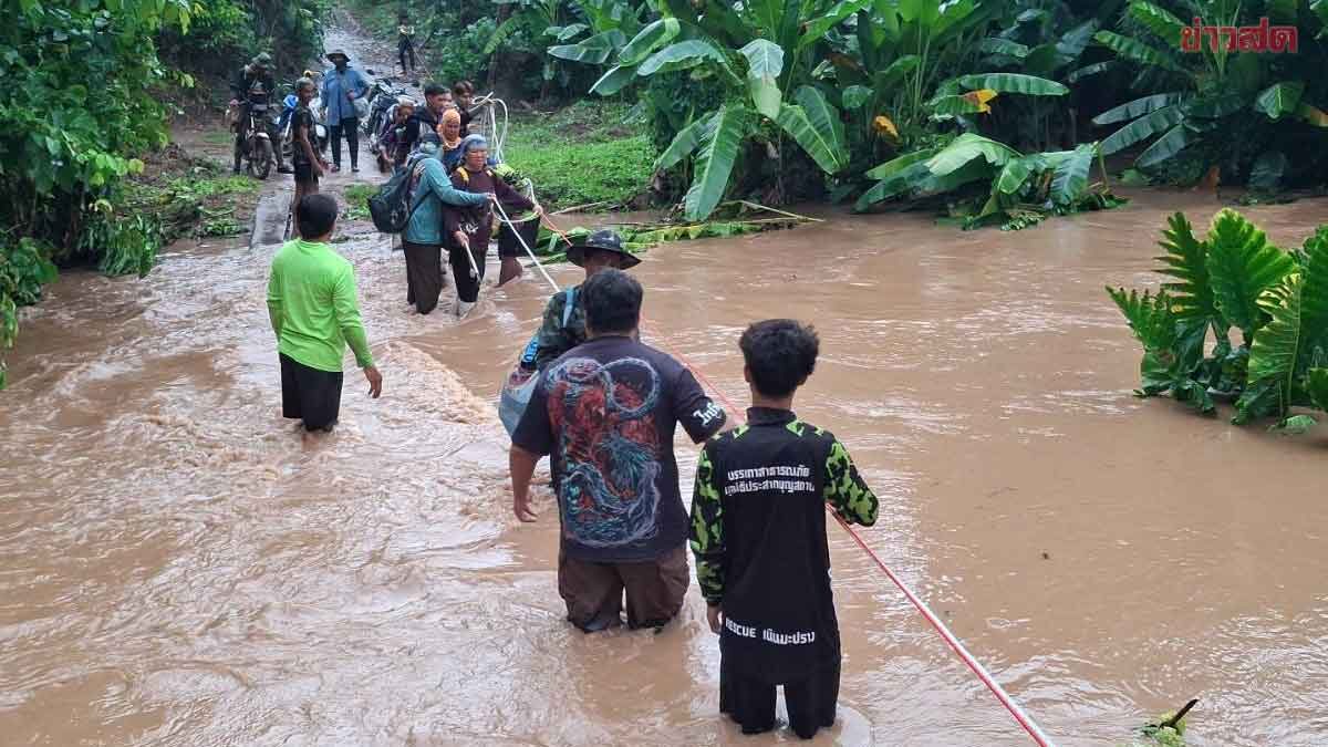 ฝนถล่มหนัก ชาวบ้าน12ชีวิต ขึ้นเขาหาเห็ด ระทึก น้ำป่าไหลเชี่ยวตัดทางลงเขา กู้ภัยเข้าช่วย